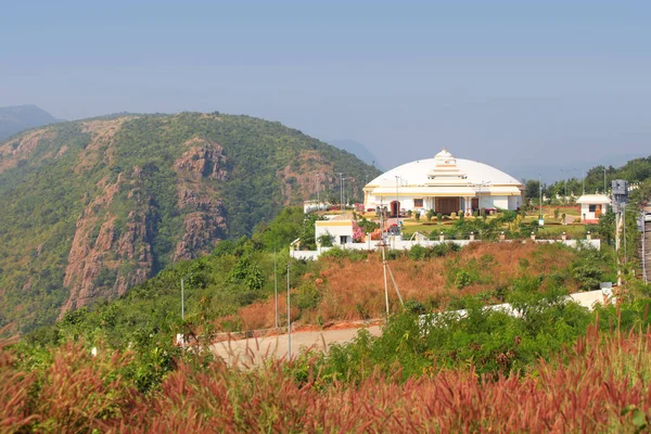 ヴィシャーカパトナム, インドで崖の上の Hindhu 寺院 — ストック写真