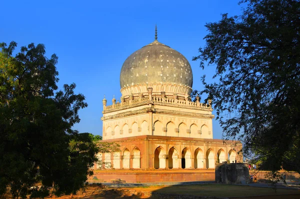 Historic Quli Qutbshahi tombs — Stock Photo, Image