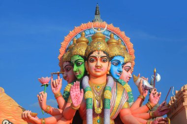 Hindu Tanrıça Durga beş yüzü olan