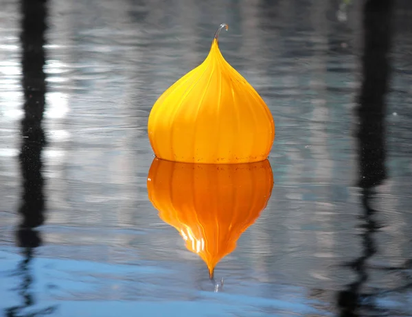 Orange färg dekorativa flyta i vattnet — Stockfoto