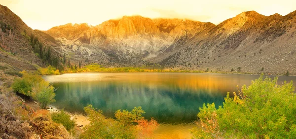 Vista panorámica del lago Convict en las montañas del este de Sierra . — Foto de Stock