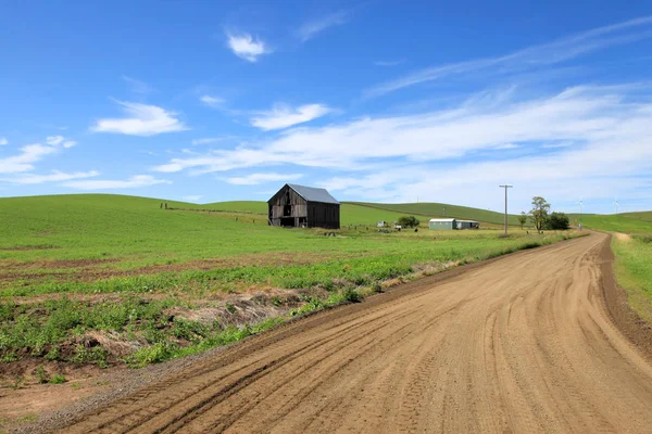 Гравийная дорога через фермы — стоковое фото
