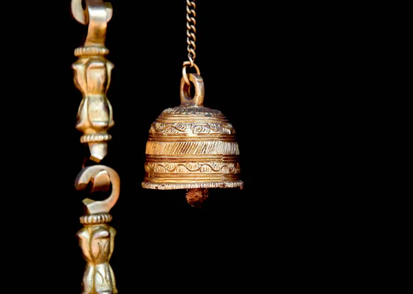 黒の背景にブロンズのヒンドゥー教の聖なる鐘 — ストック写真
