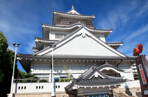 Tempio giapponese contro sfondo cielo blu — Foto Stock
