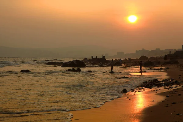 Coucher de soleil sur la plage de Visakhapatnam — Photo