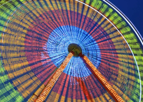 Illuminated Ferris wheel in motion — Stock Photo, Image