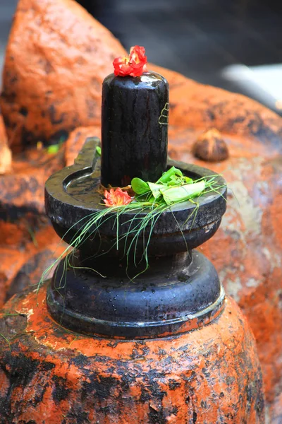 Estátua do monólito de Shiva lingam, deus hindu — Fotografia de Stock