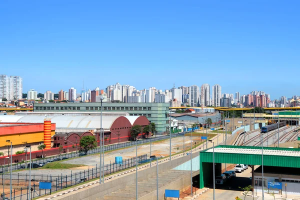 Train tracks leading to Sao Paulo city — Stock Photo, Image