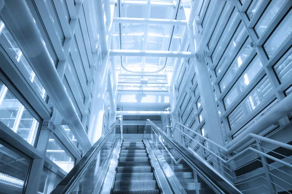 Architecture moderne de l'aéroport et escalator — Photo