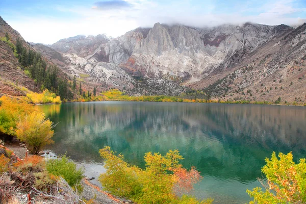 Convict lake in Sierra Nevada mountains. — Stock Photo, Image