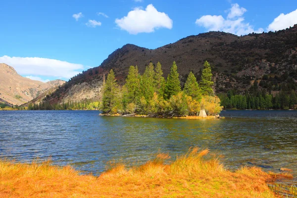 Lago d'argento nelle montagne della Sierra Nevada orientale — Foto Stock