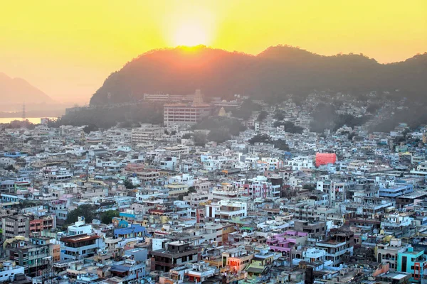 Flygfoto över Vijayawada stad i Indien — Stockfoto