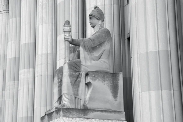 Estátua em frente à casa da corte em Saint Louis — Fotografia de Stock