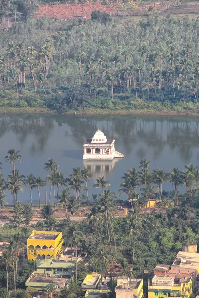 Hindu temple in the middle of lake in Visakhapatnam in India — Stock Photo, Image