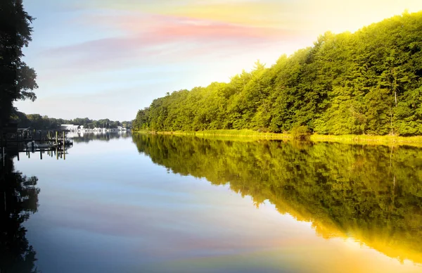 Perfekte morgendliche reflexionen am michigan see — Stockfoto