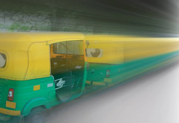 Tuktuk s estacionado en el stand en Bangalore, India con desenfoque de movimiento —  Fotos de Stock