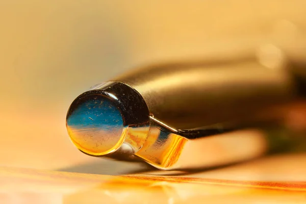Extremo close up tiro de caneta dourada — Fotografia de Stock