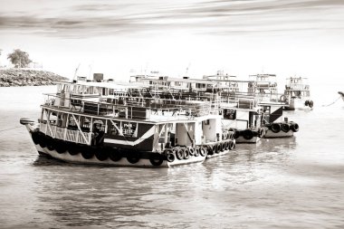 Turist tekneleri, Mumbai sahil hattı tek renkli