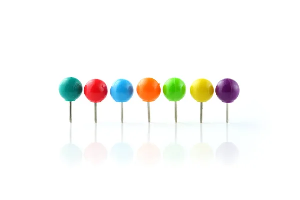 Rad av färgglada push pins — Stockfoto