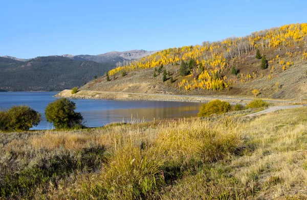 Krajobraz jeziora Hebgen, w pobliżu Parku Narodowego Yellowstone — Zdjęcie stockowe