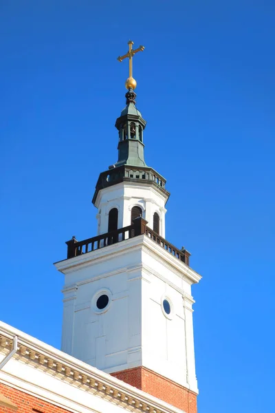 Weißer Kirchturm und blauer Himmel — Stockfoto