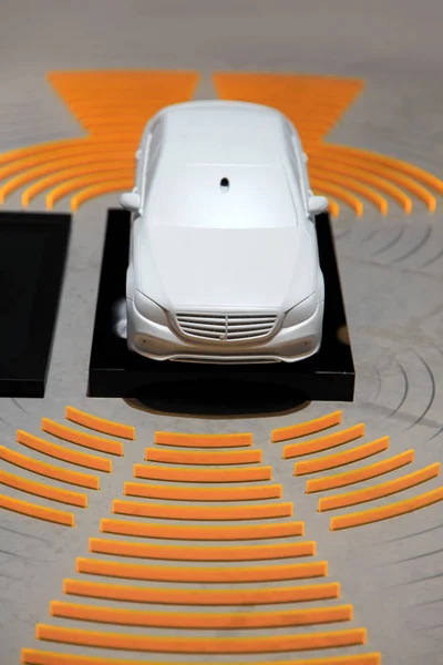 Глиняна модель автомобіля та концепція підключення — стокове фото