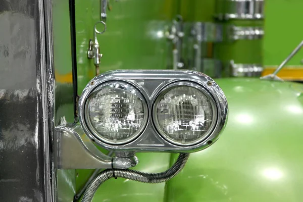 Fej lámpa klasszikus zöld félig teherautó — Stock Fotó