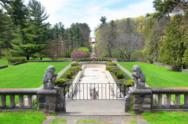 Landschappelijke tuinen in historische Cranbrook house . — Stockfoto