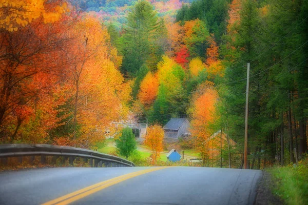 Landschaftlich reizvolle Fahrt in Vermont mit Herbstlaub — Stockfoto
