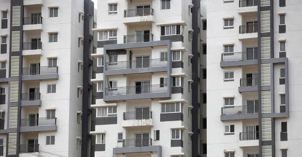 Крупним планом знімок високого багатоквартирного будинку — стокове фото