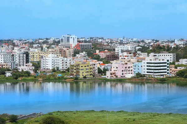 Residential buildings by the lake in an Indian cityscape — Stock Photo, Image