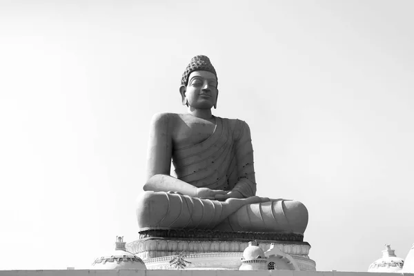 Ψηλό άγαλμα του Βούδα στην νέα πρωτεύουσα κράτους Άντρα Πραντές Amaravati στην Ινδία — Φωτογραφία Αρχείου