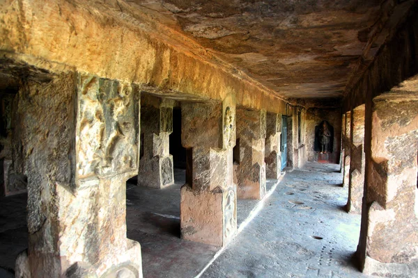 Historische Undavalli grotten in de buurt van Vijayawada stad in India — Stockfoto