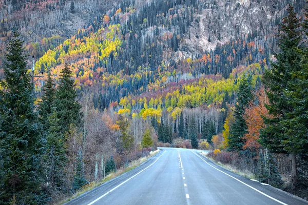 Malebná trasa poblíž Ourey Colorado v podzimním čase — Stock fotografie