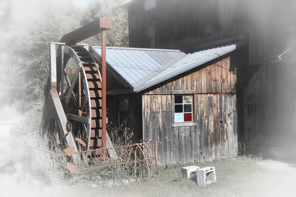 Ancien moulin à grain dans le Vermont rural avec effet fondu — Photo