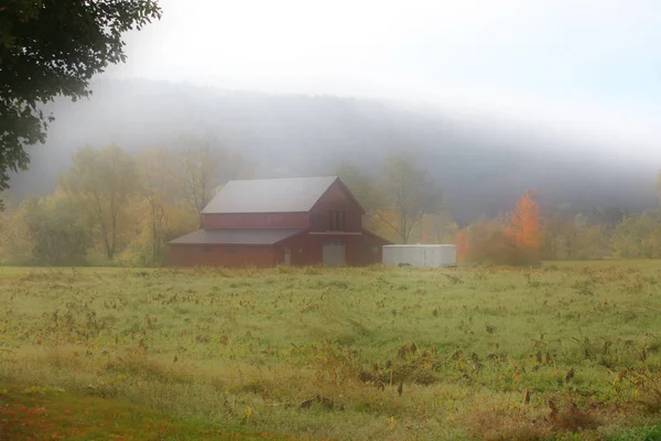 Alte Scheune in Vermont im Nebel gefangen — Stockfoto