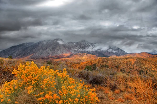 Sierra Nevada mountains in cloud cover — Stock Photo, Image