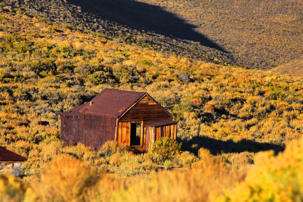 Altes Zuhause in der kalifornischen Wüste in der Nähe von Bodie — Stockfoto