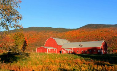 Ahıra alacakaranlık altında kırsal Vermont