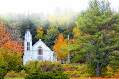 Woodstock Vermont sabah sis içinde atış yanında kilise
