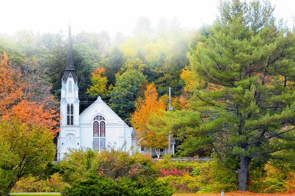 Woodstock Vermont sabah sis içinde atış yanında kilise