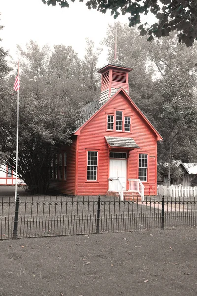 Histórica casa de la vieja escuela se conserva en el parque — Foto de Stock