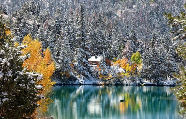 Vacker sjö i Colorado Rocky mountains — Stockfoto
