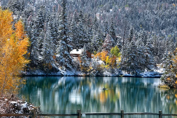 Scenic lake in Colorado Rocky mountains — Stok Foto
