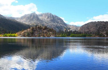 Haziran Gölü Doğu Sierra Dağları'nda