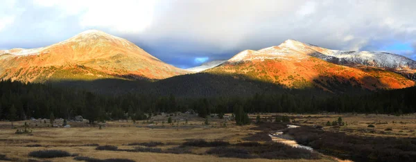 Luz Solar Sobre Montañas Parque Nacional Yosemite —  Fotos de Stock