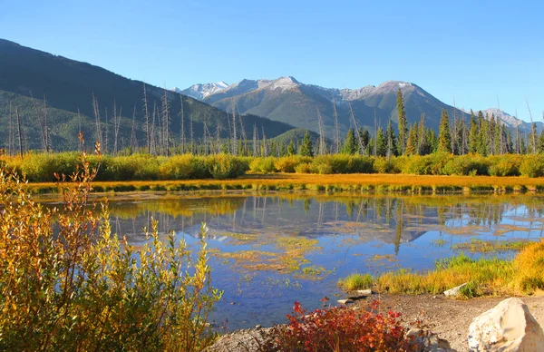 Malerische Zinnoberrote Seenlandschaft Banff Nationalpark — Stockfoto