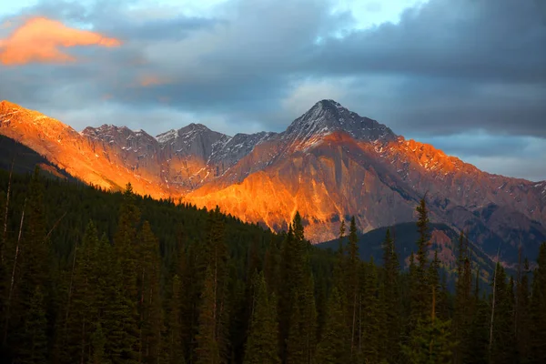 Lumière Soleil Soir Sur Les Montagnes Rocheuses Canadiennes — Photo