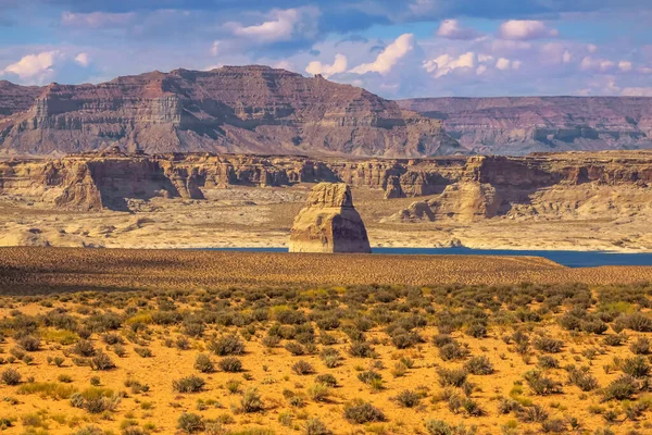 Roccia Solitaria Mezzo Lago Powell — Foto Stock