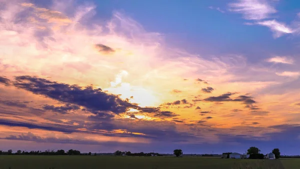 Kleurrijke Avondlucht Boven Velden — Stockfoto